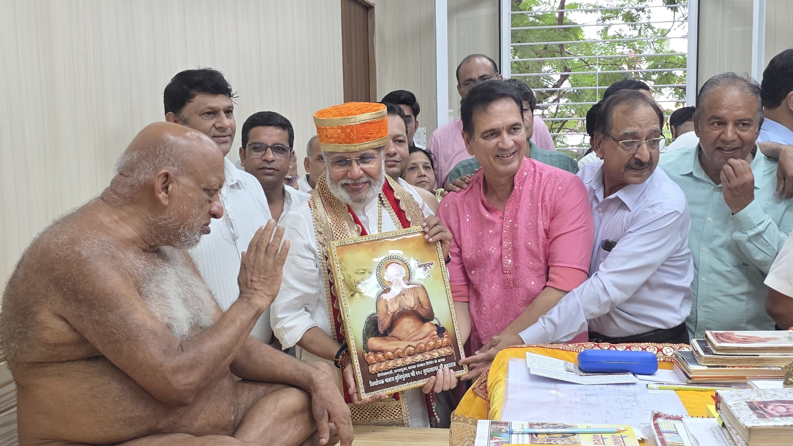 मुनि श्री 108 सुधासागर जी महाराज के दर्शन का भव्य अवसर: 2 विशिष्ट अतिथियों ने लिया मंगल आशीर्वाद