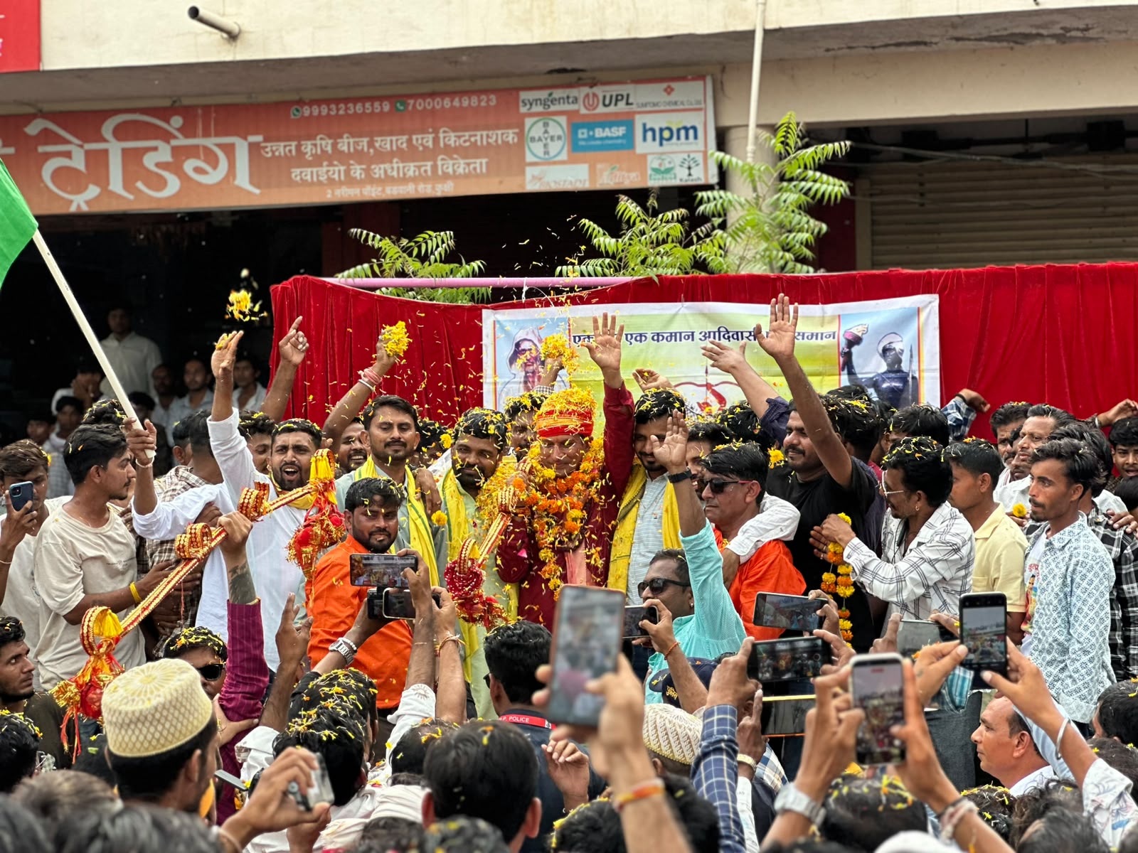 कुक्षी में जय माँ नर्मदा कावड़ यात्रा: भव्य स्वागत की 5 खास झलकियां, जयस ने की पुष्पवर्षा