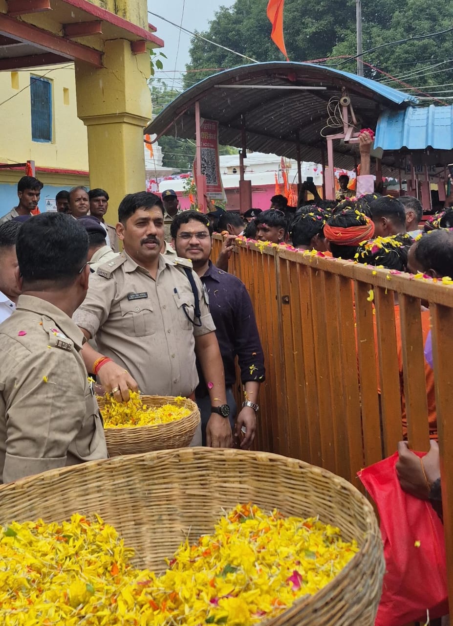 Damoh : कांवड़ियों पर पुष्प वर्षा कर अधिकारियों ने किया स्वागत, पानी-फल बांटकर जाना हाल-चाल