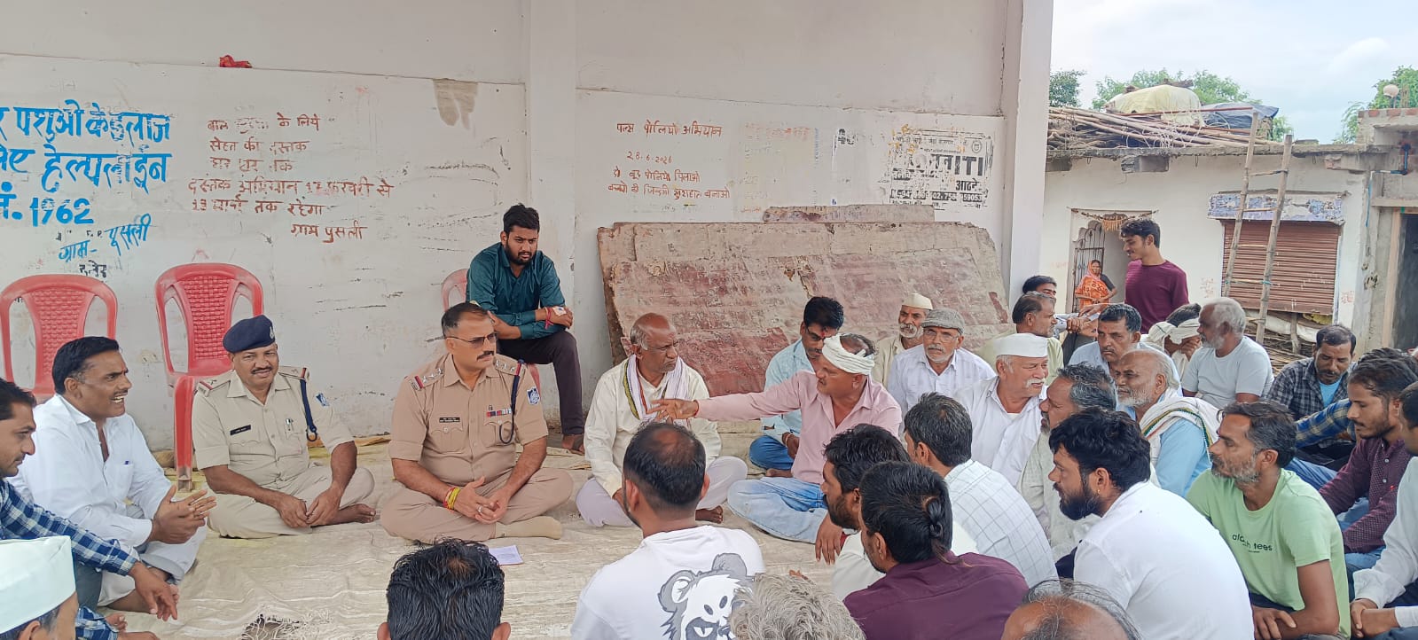 पुसली ग्राम में पुलिस का जन संवाद, थाना प्रभारी ने कहा- हर समस्या का समाधान जन संवाद से संभव