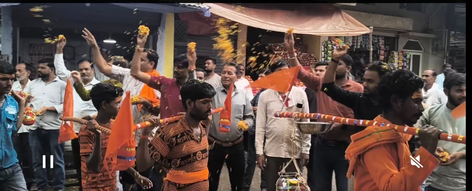 नाग पंचमी पर नर्मदा जल लेकर बम्होरी पहुंचे 50 युवा, मनकामेश्वर महादेव का किया जलाभिषेक