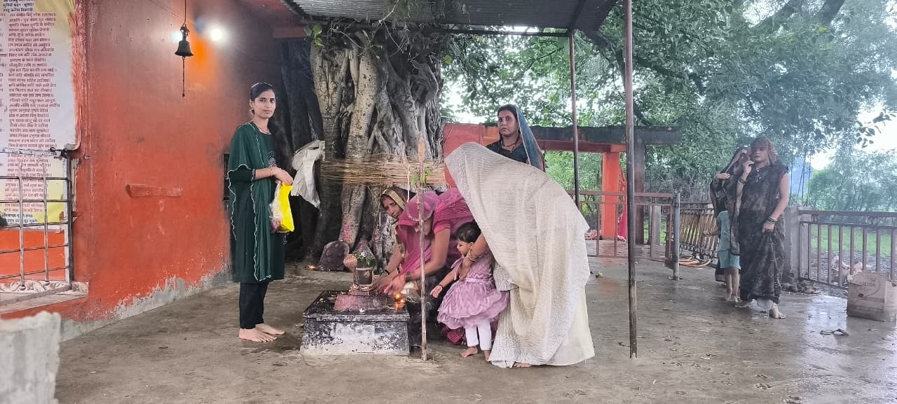 बम्होरी : नाग पंचमी पर घर-घर हुआ अभिषेक, मंदिरों में उमड़ी श्रद्धालुओं की भीड़; कुण्डाली में निकली भव्य कांवड़ यात्रा