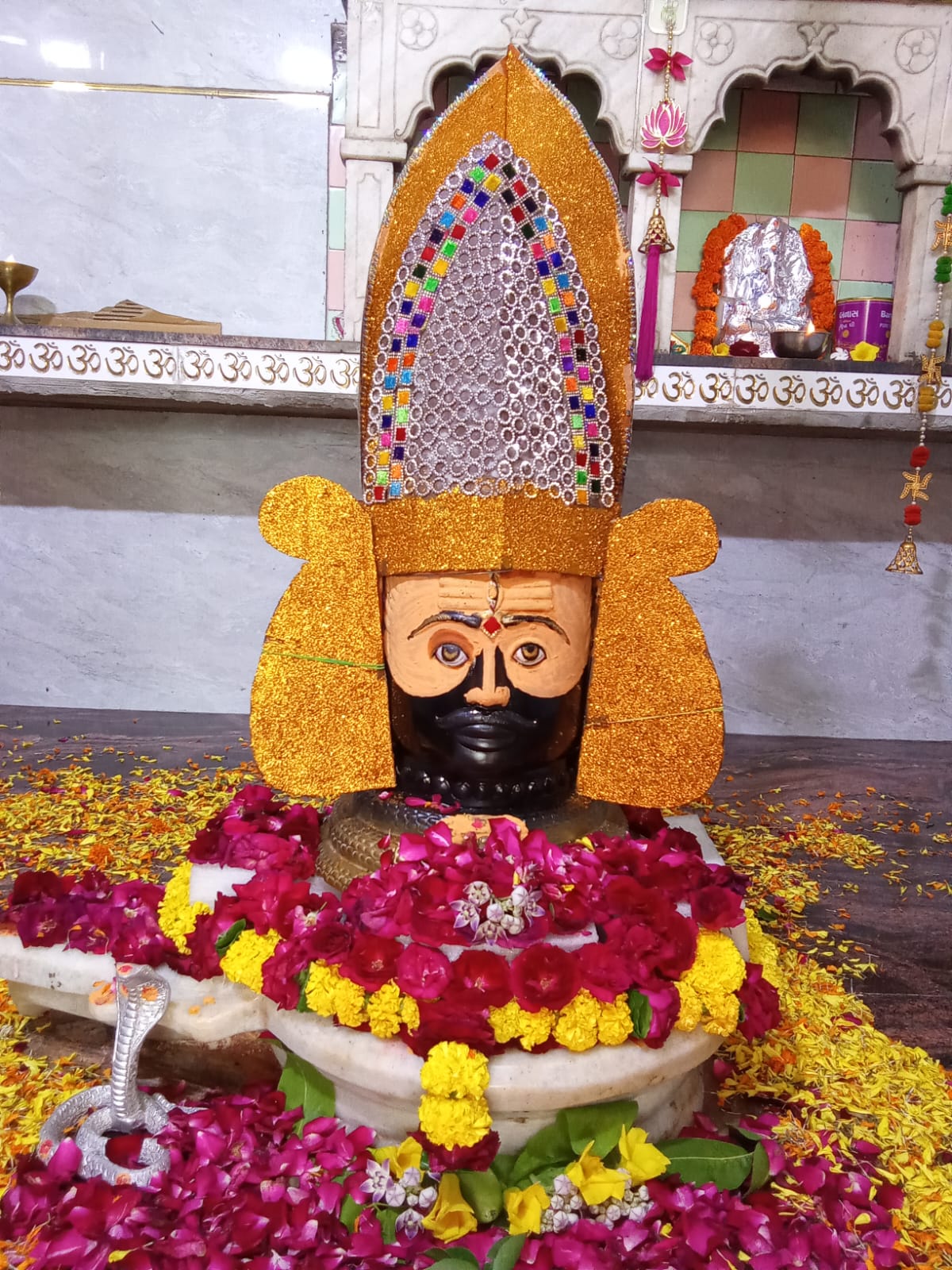 खाटू श्याम बाबा के स्वरूप में सजे त्र्यंबकेश्वर महादेव, शिव विवाह कथा में झूमे श्रद्धालु
