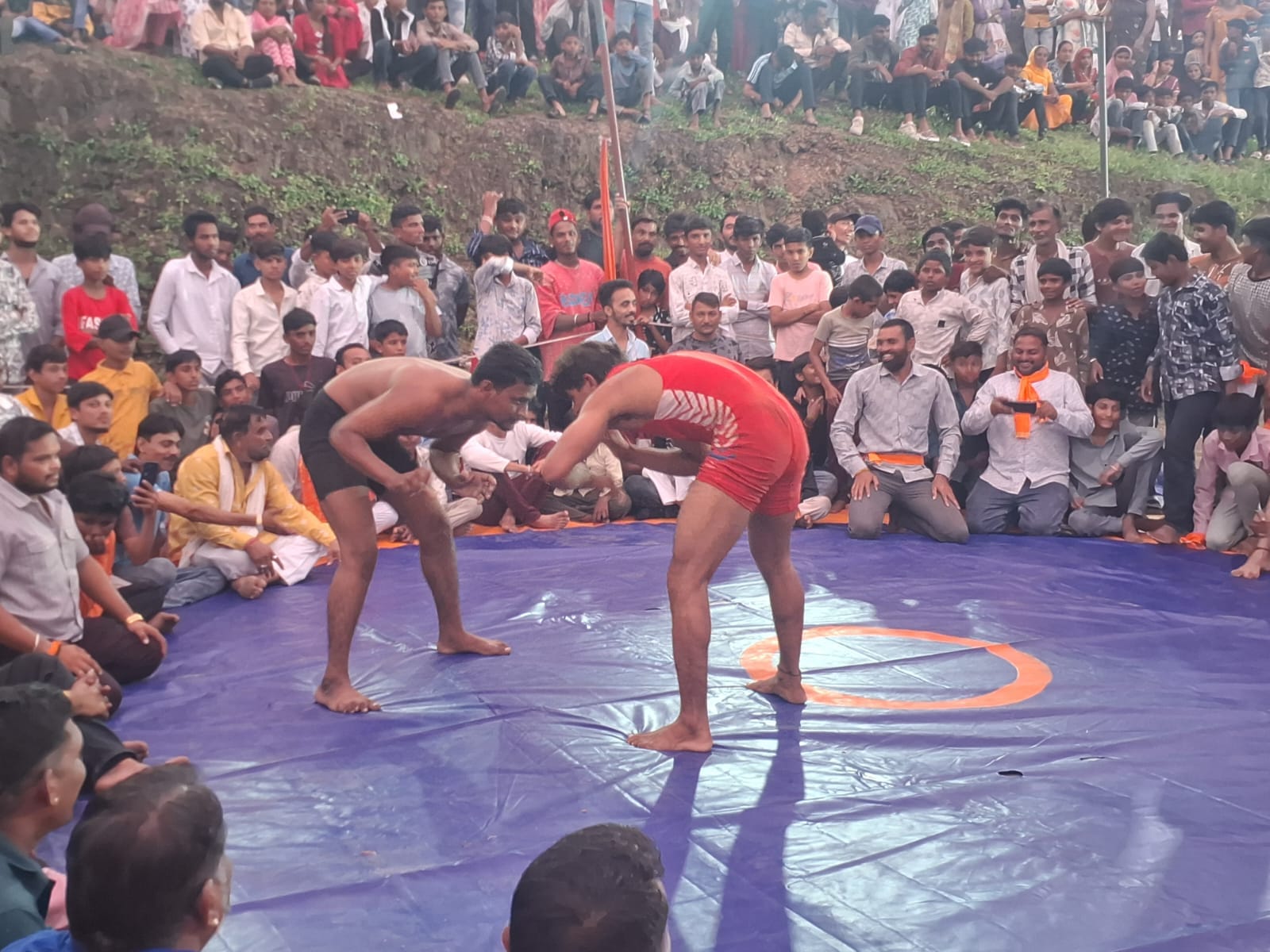 Manawar : नागपंचमी पर महावीर व्यायामशाला का भव्य जुलूस, भिलट देव मंदिर में 11 जोड़ी पहलवानों ने दिखाए कुश्ती के दांव-पेच
