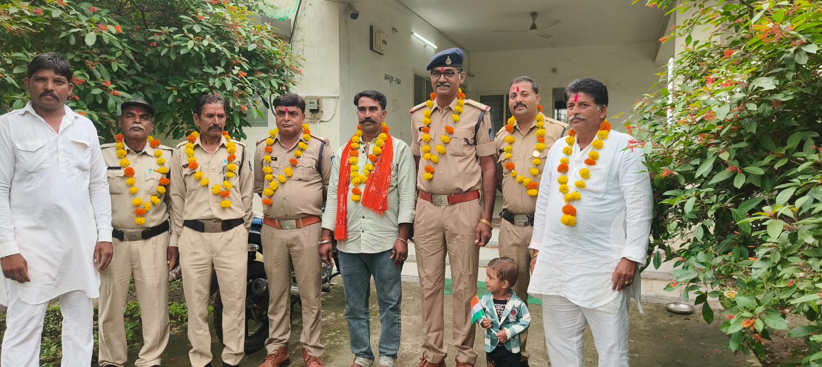 Ratlam: बालिका को सुरक्षित बरामद करने वाली पुलिस टीम का परिजनों और समाजजनों ने किया सम्मान