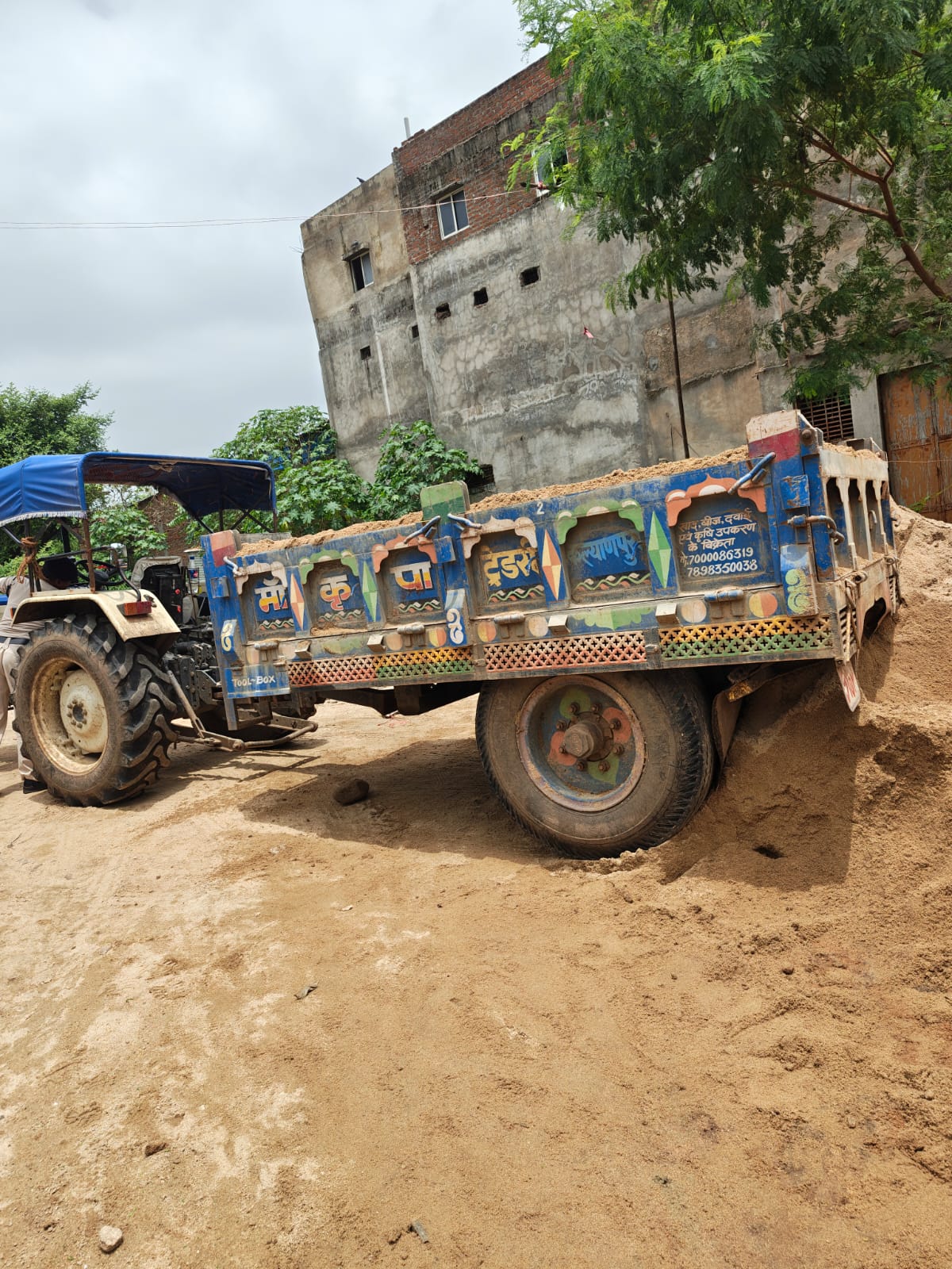 Jhabua :अवैध रेत परिवहन पर खनिज विभाग की बड़ी कार्रवाई, बिना नंबर की ट्रैक्टर-ट्रॉली जब्त