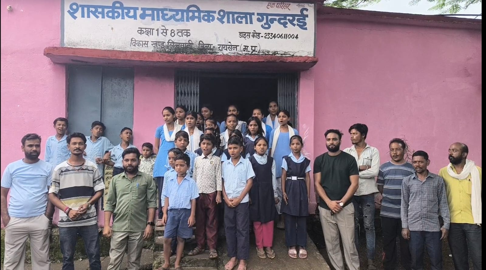 बम्होरी : 10 साल से पानी को तरस रहे 89 बच्चे, करंट के खतरे के बीच पढ़ाई; जर्जर शौचालय और अधूरा किचन शेड