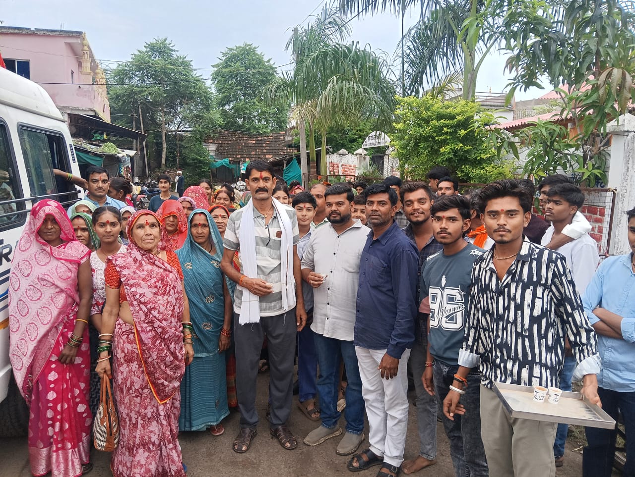 बम्होरी से वृंदावन धाम यात्रा: 40 श्रद्धालुओं का भव्य जत्था रवाना, बांके बिहारी के करेंगे दर्शन