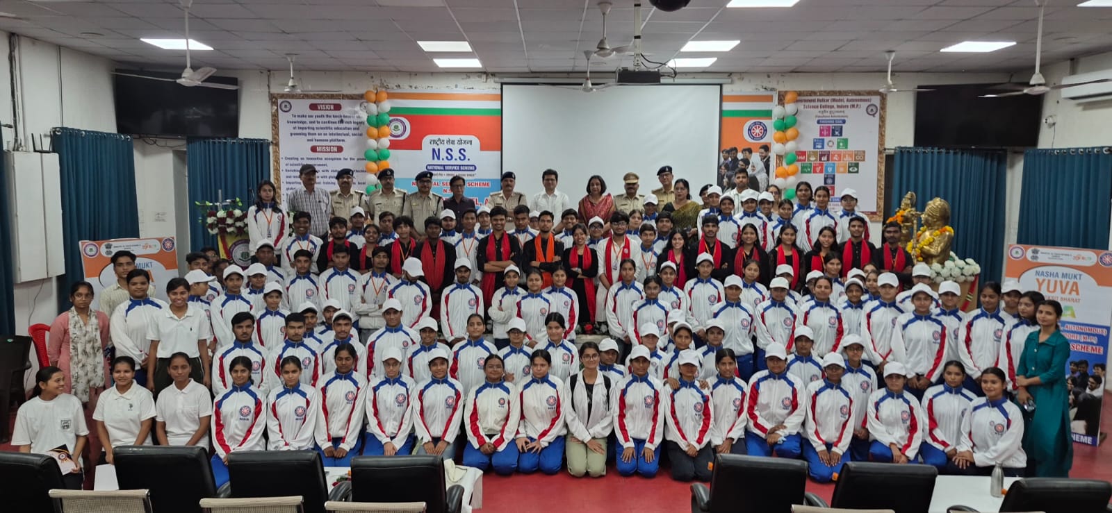 Holkar Science College में नशा मुक्ति जागरूकता सेमिनार, 300 से 400 विद्यार्थियों ने लिया भाग