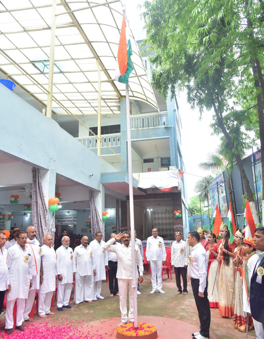 स्वतंत्रता दिवस पर विद्यालय में ध्वजारोहण के बाद विद्यार्थियों ने नगर में भव्य तिरंगा यात्रा निकालकर देशभक्ति का संदेश दिया