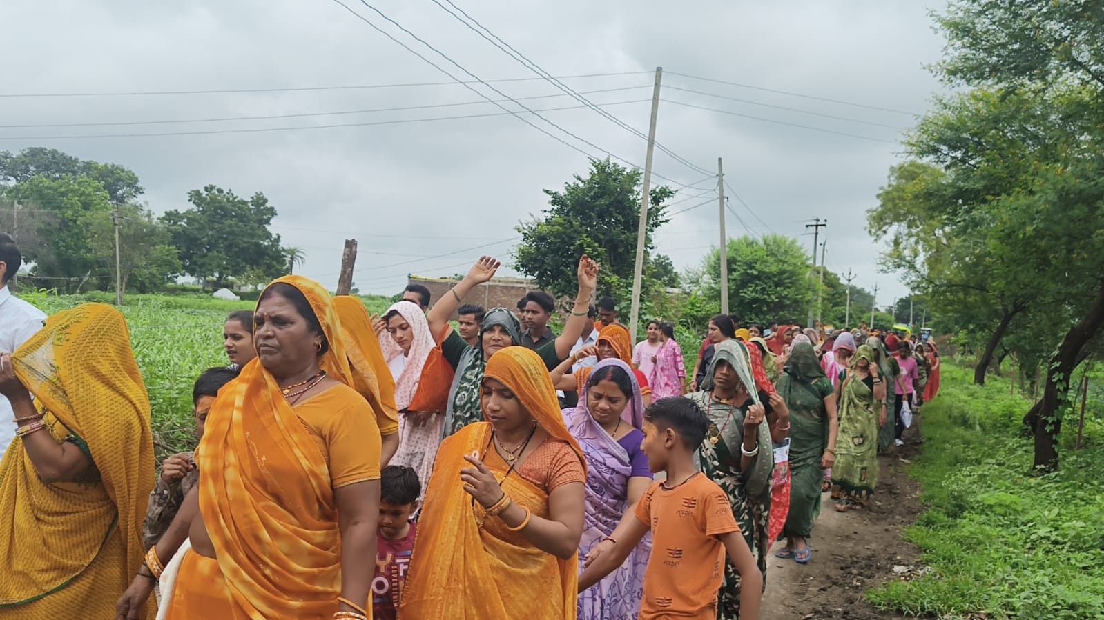 भोले की भक्ति में लीन हुए करौंदी के ग्रामीण, 21 किलोमीटर की कावड़ यात्रा निकालकर किया जलाभिषेक