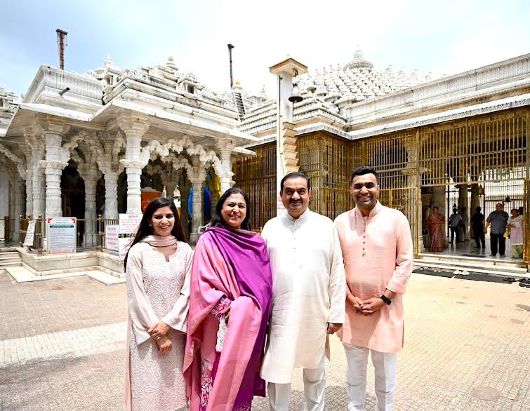 गौतम अदाणी परिवार संग महुडी जैन मंदिर पहुंचे, पर्युषण महापर्व से पहले पूजा-अर्चना कर लिया आशीर्वाद