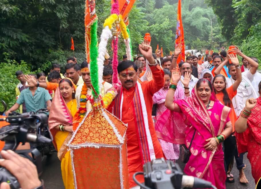 धर्मेंद्र सिंह लोधी कांवड़ यात्रा: 121 KM की भव्य यात्रा शुरू, अमेरिका से पहुंचे भाई ने भी उठाई कांवड़