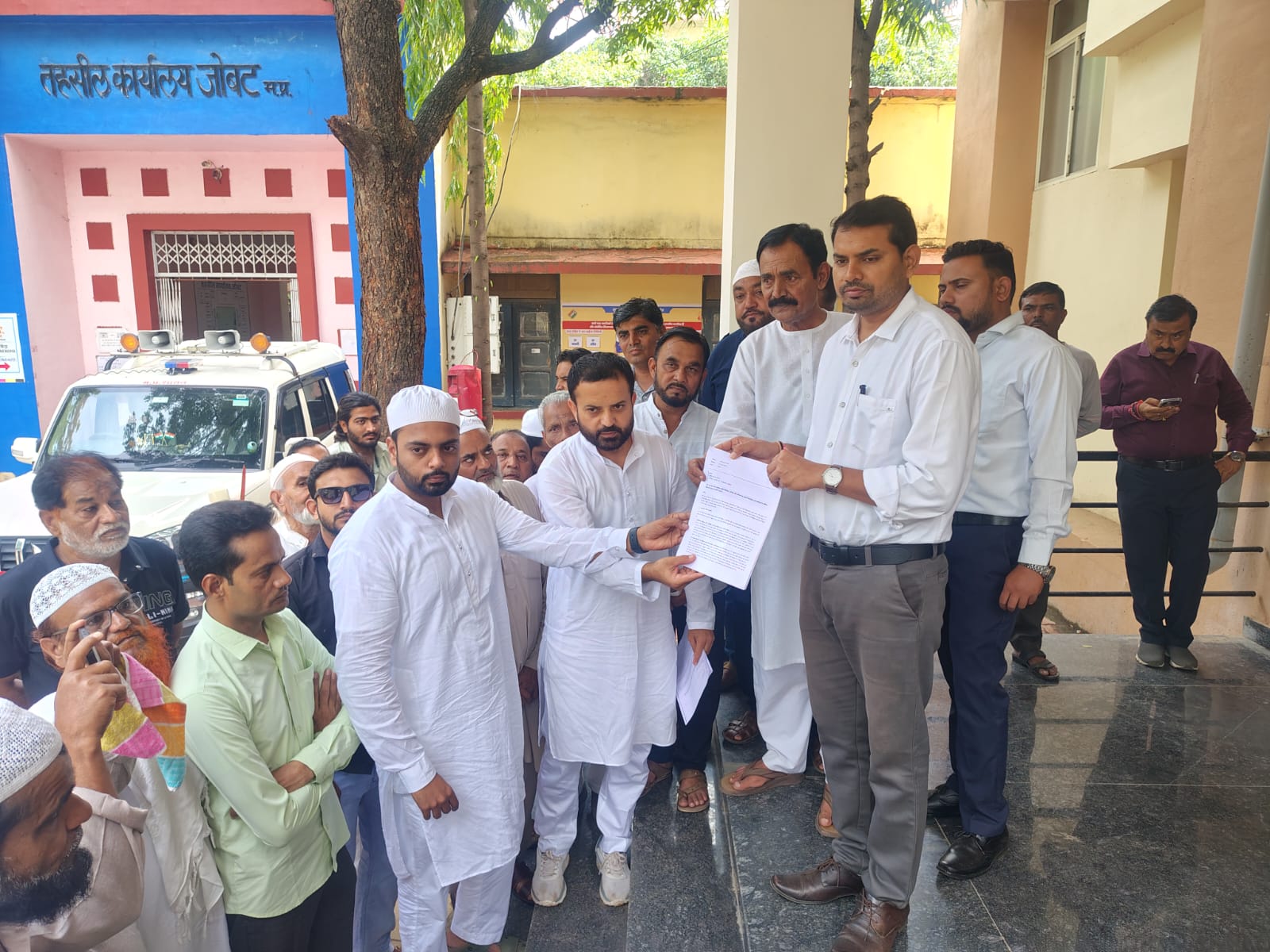 UCC विरोध में जोबट मुस्लिम समाज ने सौंपा ज्ञापन, धार्मिक स्वतंत्रता और पर्सनल लॉ पर पुनर्विचार की मांग