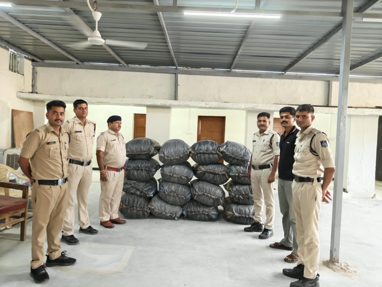 Singoli पुलिस की बड़ी कार्रवाई, 325 किलो डोडाचूरा जब्त; तस्कर वाहन छोड़कर फरार