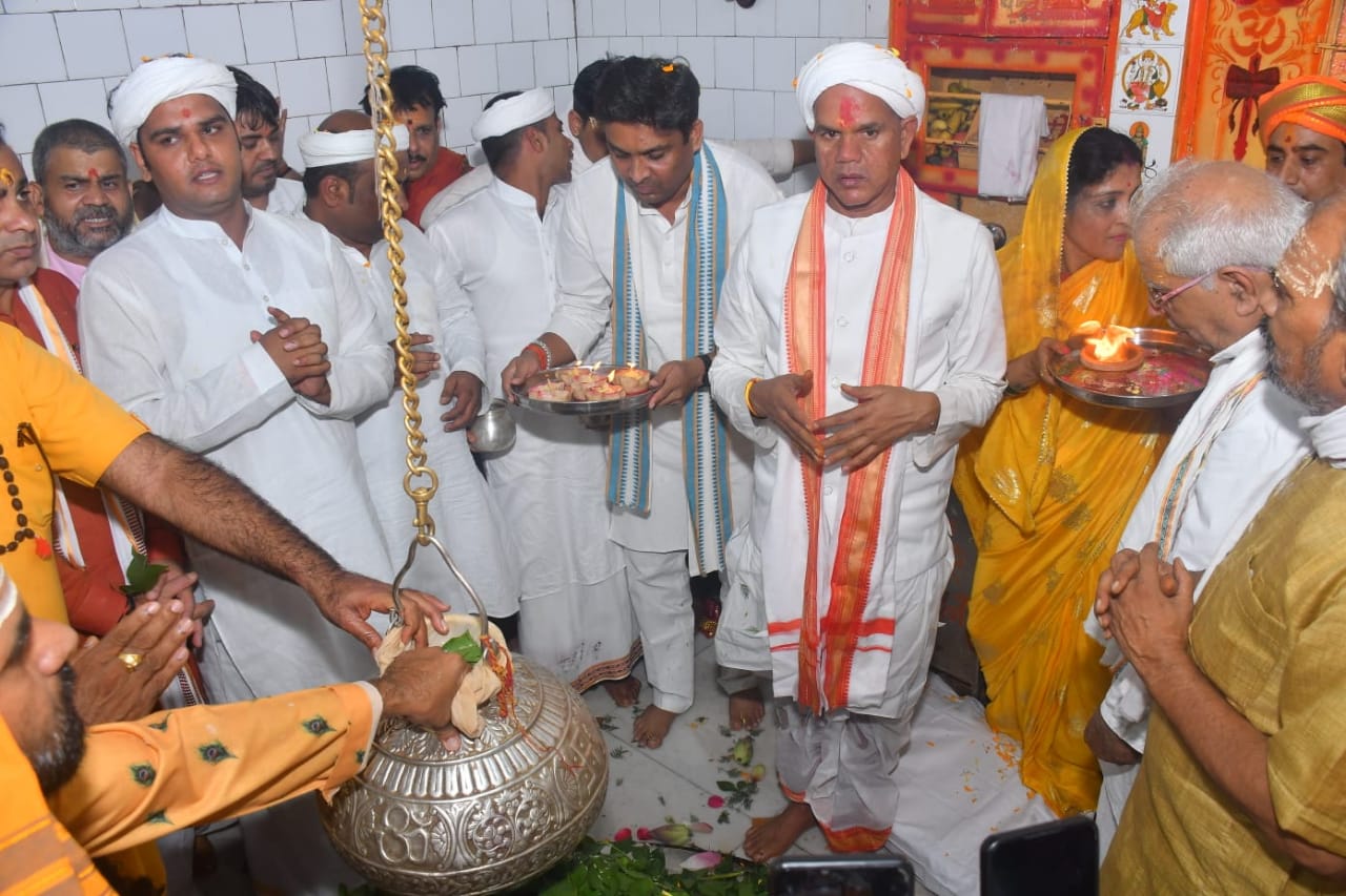 रावतपुरा सरकार बांदकपुर धाम: भव्य स्वागत, शिव अभिषेक के बाद दिया सनातन संस्कारों का प्रेरणादायी संदेश