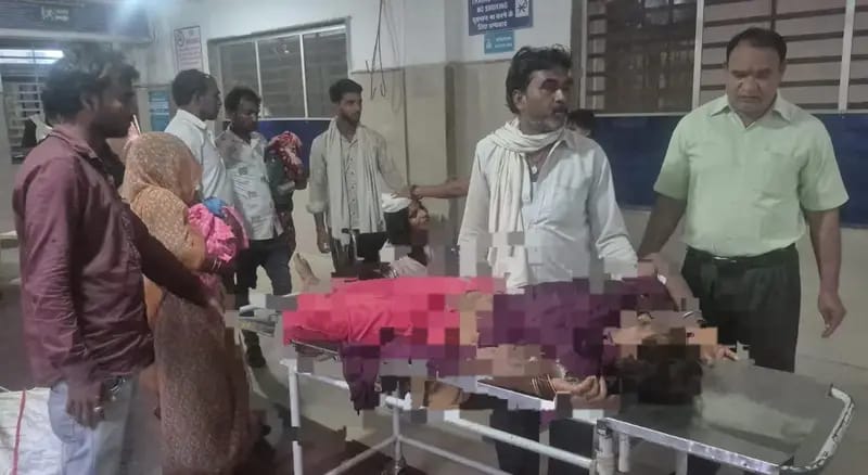 Damoh : गैस रिसाव से घर में आग भड़की, लाइटर जलाते ही 3 सदस्य झुलसे, घायलों को दमोह जिला अस्पताल पहुंचाया गया।