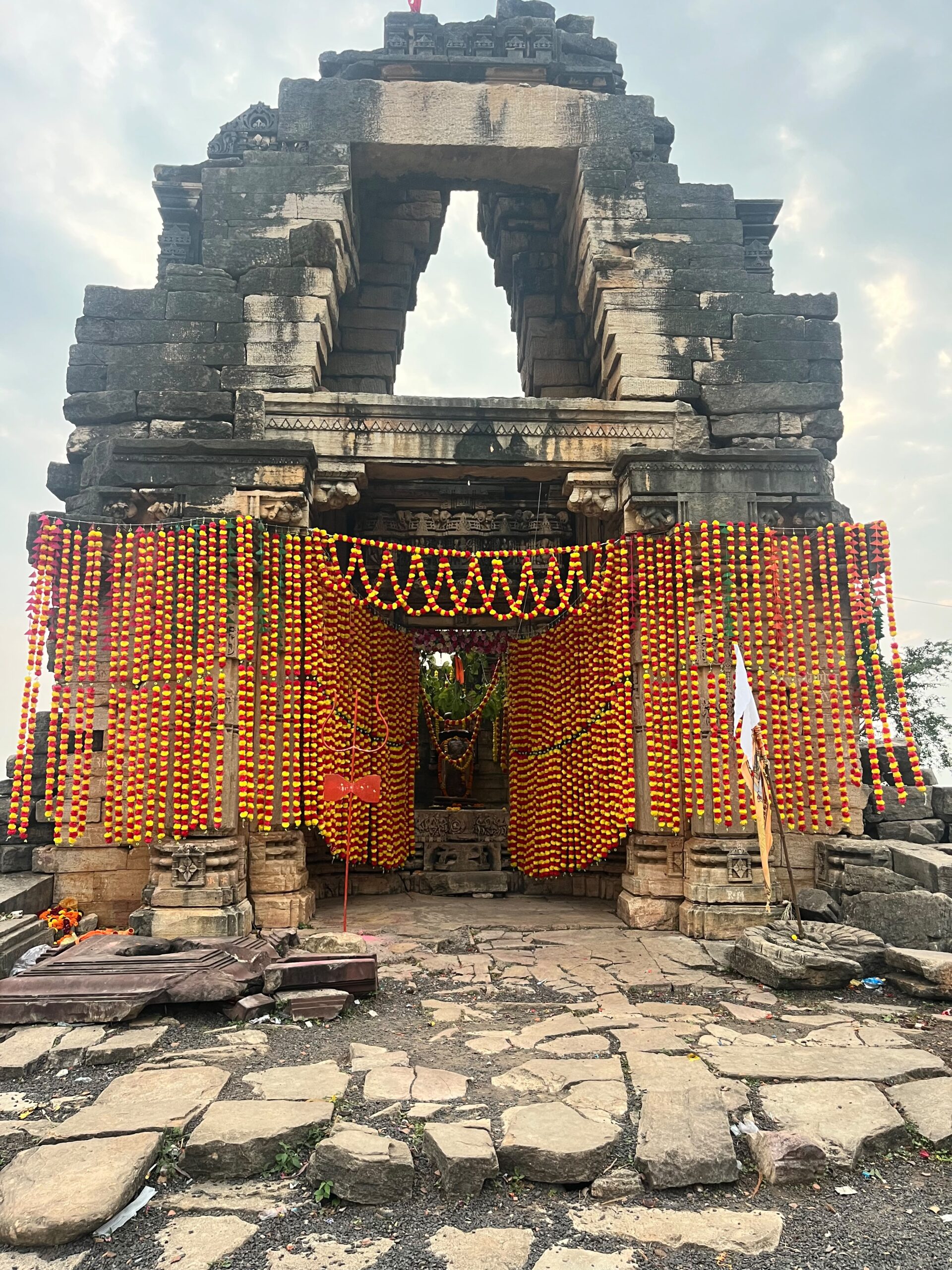 श्रावण के अंतिम सोमवार को देवरा महादेव में विशाल भंडारा, 900 साल पुरानी धरोहर के संरक्षण की उठी मांग