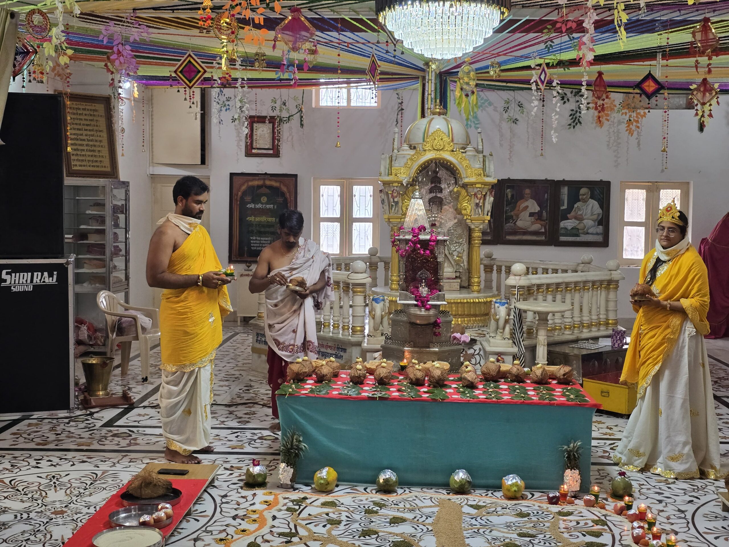 झाबुआ के बावन जिनालय में 5 घंटे चला भक्तामर महापूजन, 108 दीपकों की महाआरती ने मोहा मन