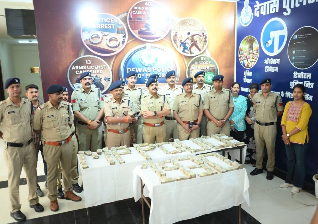डिजिटल अरेस्ट फ्रॉड पर देवास पुलिस का बड़ा प्रहार, 17 राज्यों में दबिश देकर 12 साइबर ठग गिरफ्तार
