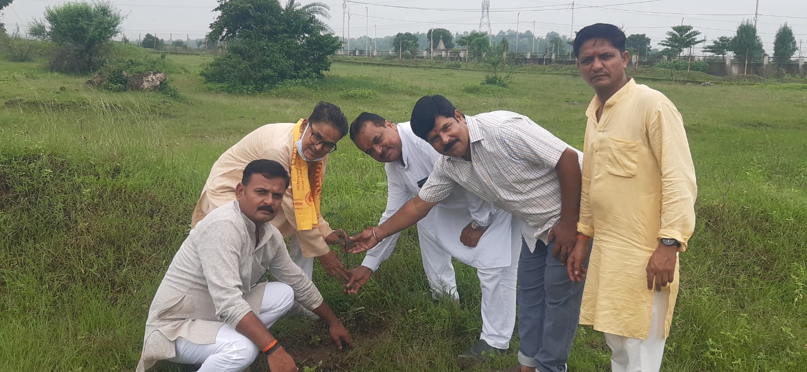 तेंदूखेड़ा विप्र समाज ने 251 पौधे रोपकर पर्यावरण संरक्षण का संदेश दिया, 1100 वृक्ष लगाने का लक्ष्य तय किया