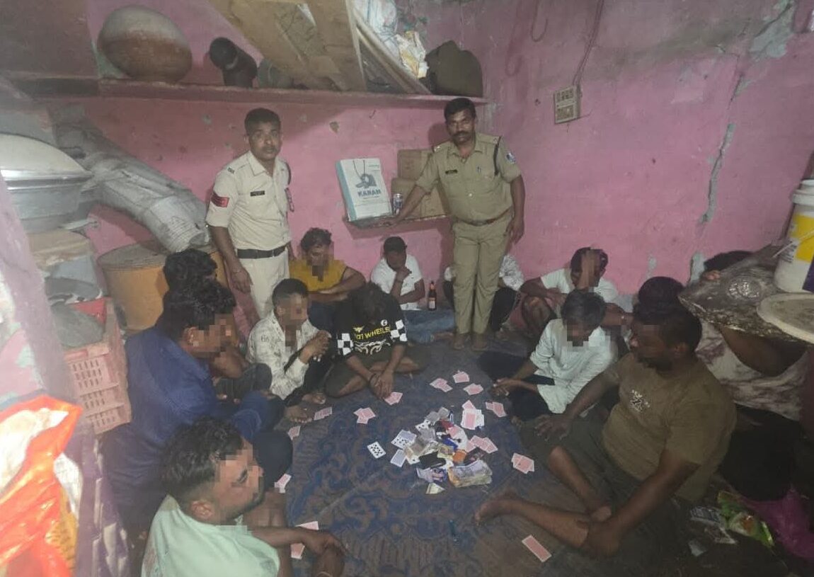 बिरलाग्राम पुलिस की बड़ी कार्रवाई, 12 जुआरी गिरफ्तार; 21,300 रुपये नकद और 52 ताश के पत्ते जब्त