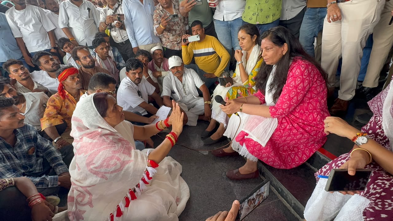 Alirajpur में हजारों ग्रामीणों का प्रदर्शन, जमीन अधिग्रहण के विरोध में कलेक्टर कार्यालय घेरा
