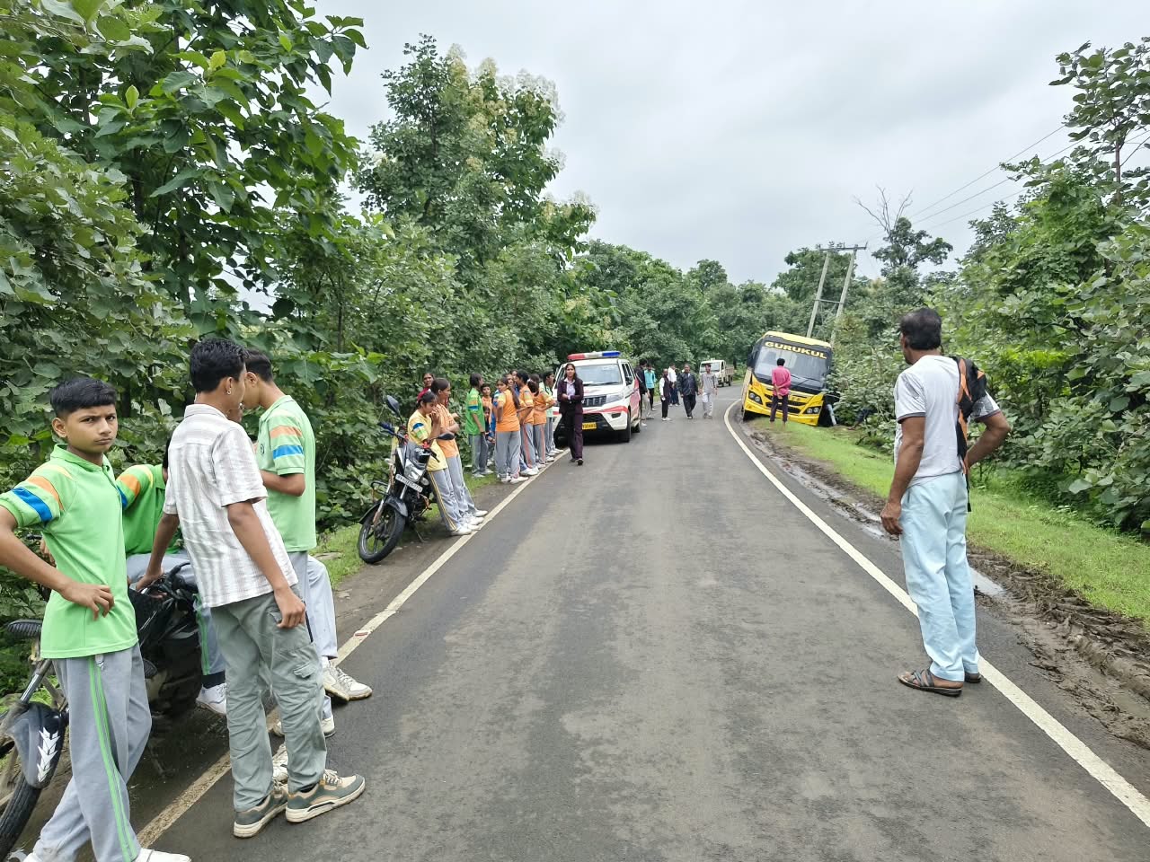 बम्होरी-देहगांव मार्ग पर गुरुकुल स्कूल की बस हादसे का शिकार होने से बची