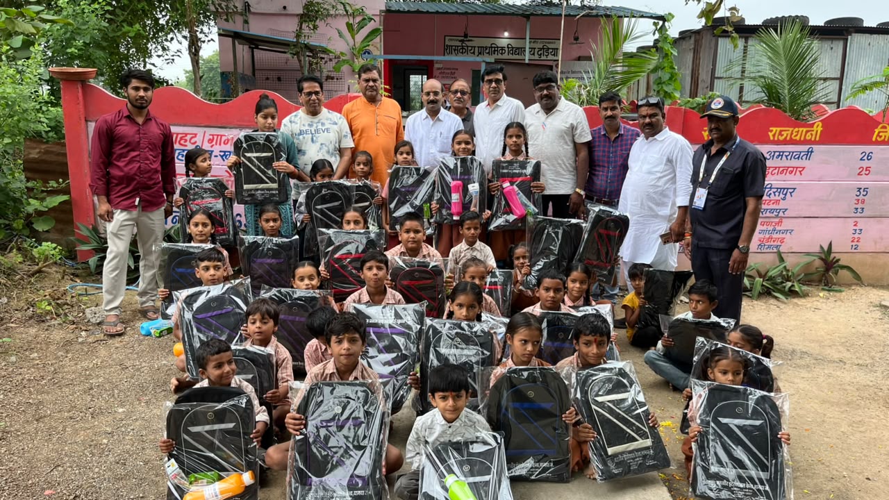 नागदा में बच्चों के चेहरे खिले, महावीर इंटरनेशनल केंद्र ने बांटे स्कूल बैग और शैक्षणिक सामग्री