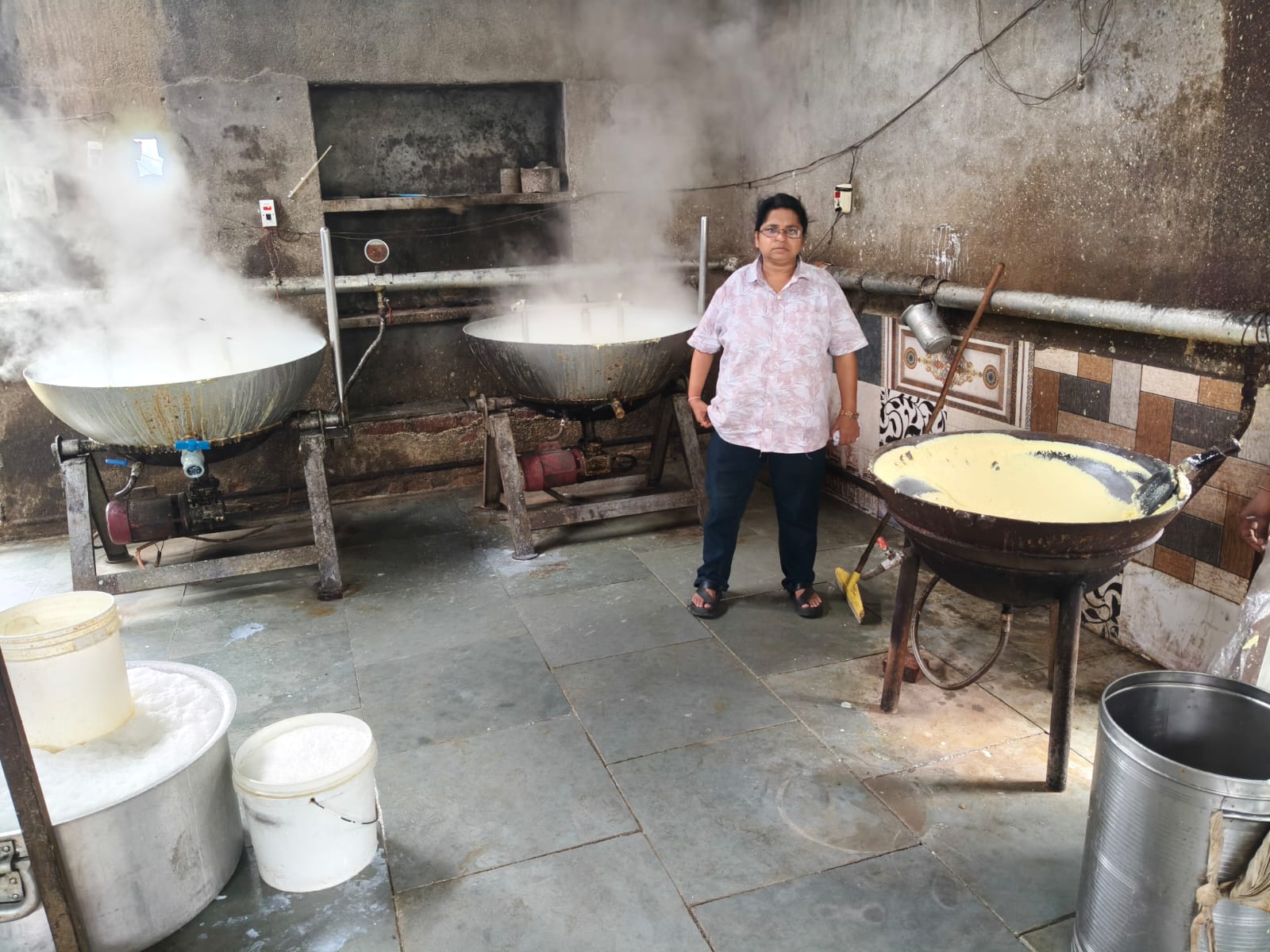 पामोलिन तेल और मिल्क पाउडर से बने 9.5 किलो मिक्स केक की जब्ती, दो दिन में लिए 24 नमूने
