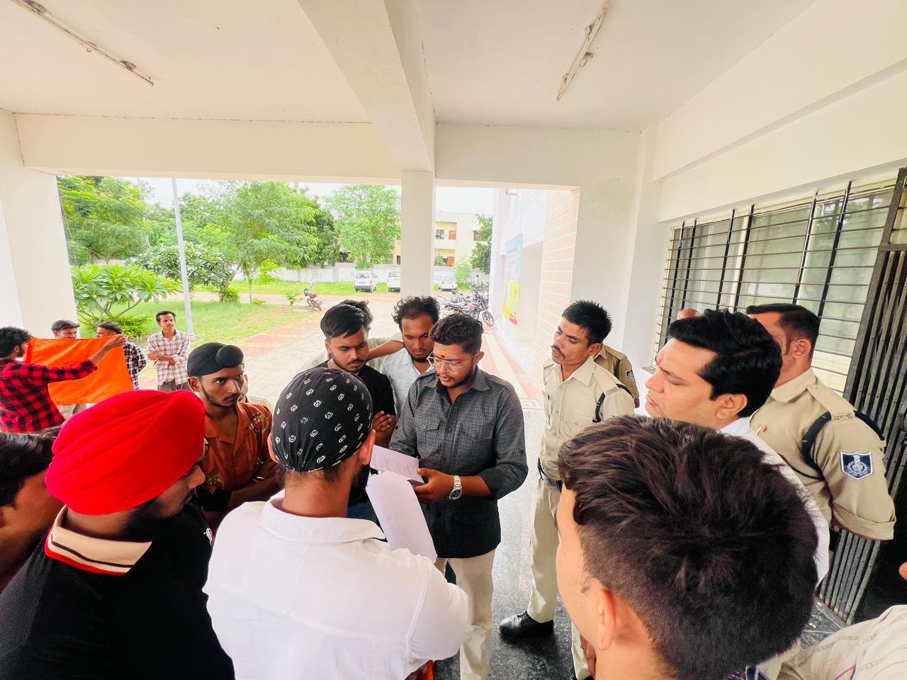शासकीय कॉलेजों की समस्याओं पर ABVP का बड़ा प्रदर्शन, कुक्षी में सैकड़ों विद्यार्थियों ने भरी हुंकार