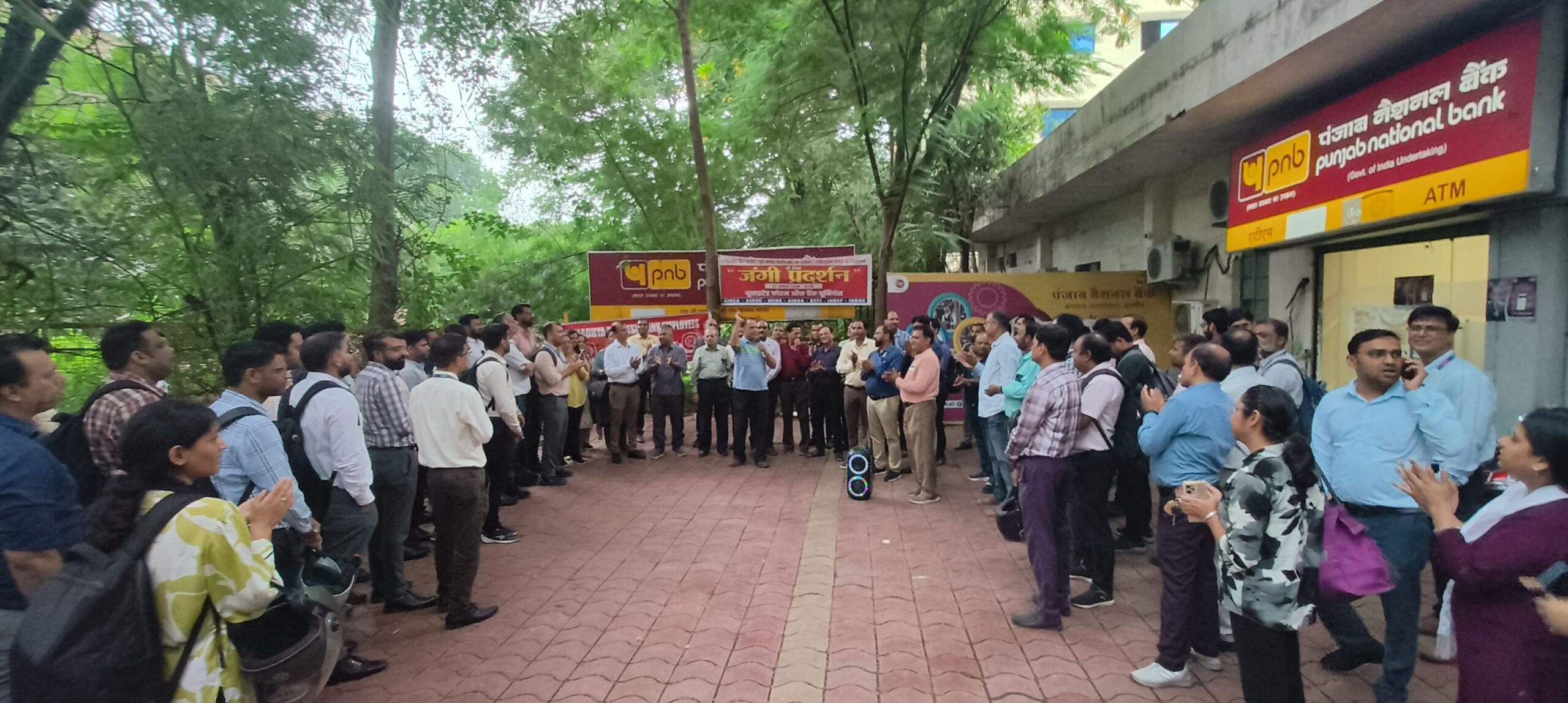 Indore news :11 सितंबर बैंक हड़ताल से पहले इंदौर में बैंककर्मियों का जोरदार प्रदर्शन, महिलाओं ने की नारेबाजी