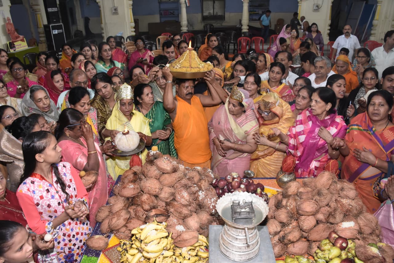 ग्वालियर में रक्षाबंधन पर भव्य उपसर्ग विधान, 700 श्रीफल समर्पित; संतों की पिच्छिका में बंधे रक्षासूत्र
