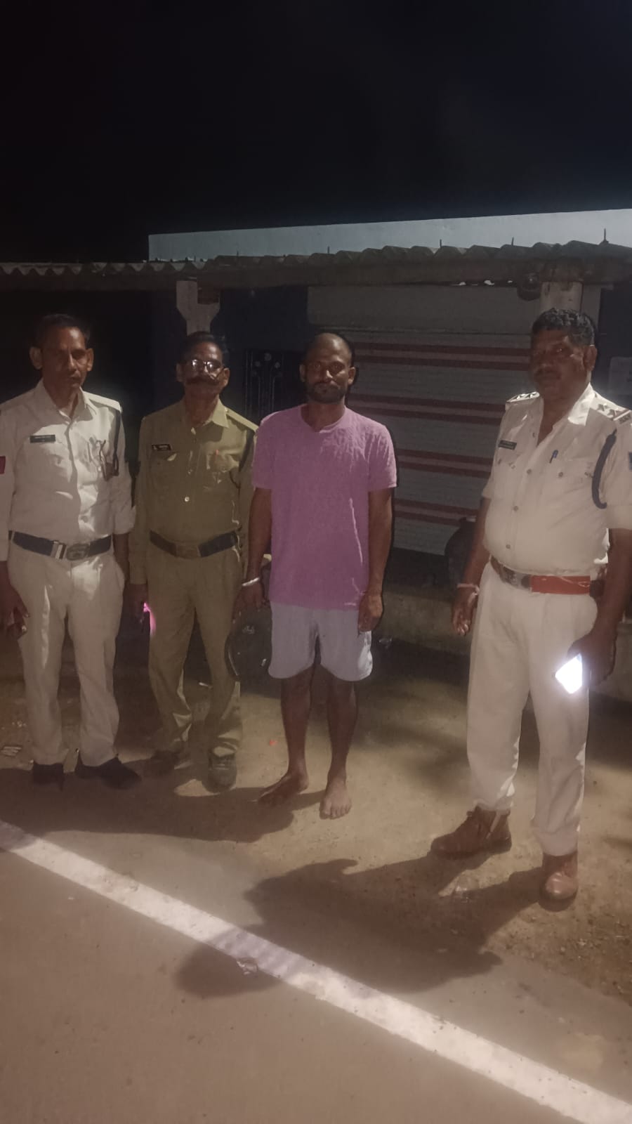 जोबट पुलिस की बड़ी कार्रवाई: लूट के 3 आरोपी दबोचे, ₹40 हजार और 2 बाइक जब्त; मंदिर चोरी का भी खुलासा