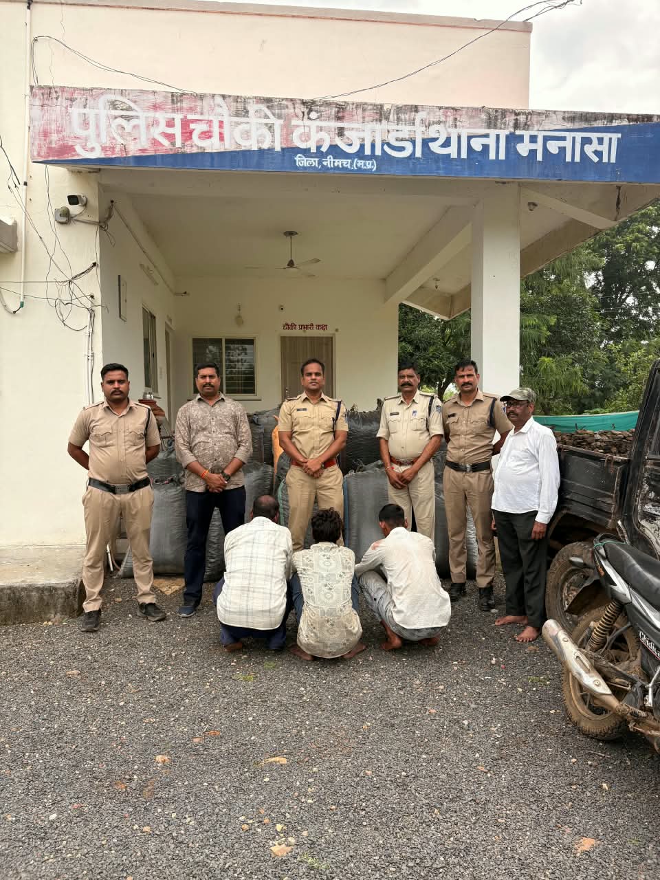 नीमच में नशा तस्करों पर बड़ा प्रहार: 424 किलो डोडाचूरा जब्त, पायलट बाइक समेत 3 गिरफ्तार