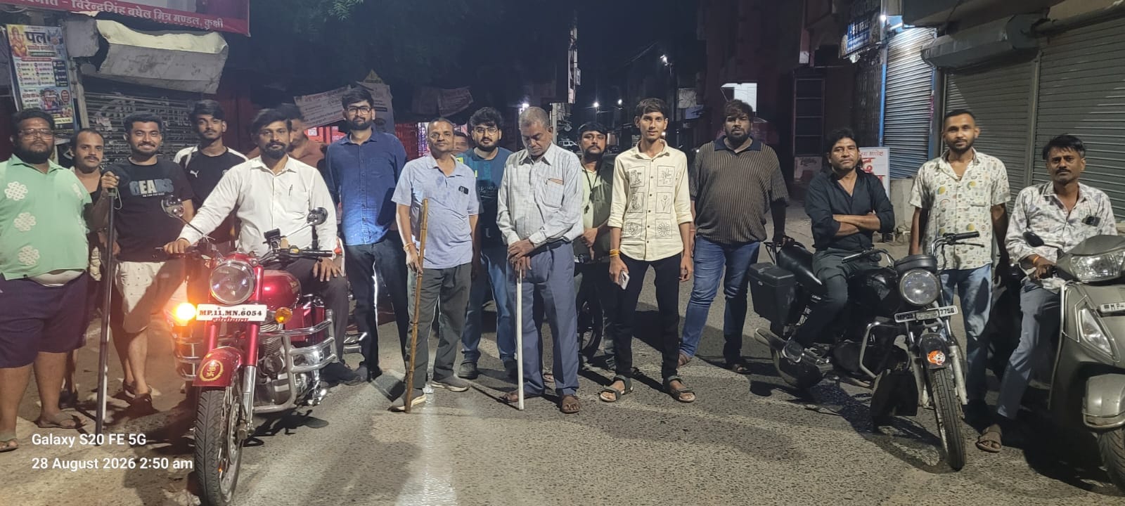 त्योहारों से पहले कुक्षी में बढ़ी सुरक्षा, रात में पुलिस के साथ गश्त कर रहे नगर सुरक्षा समिति के युवा