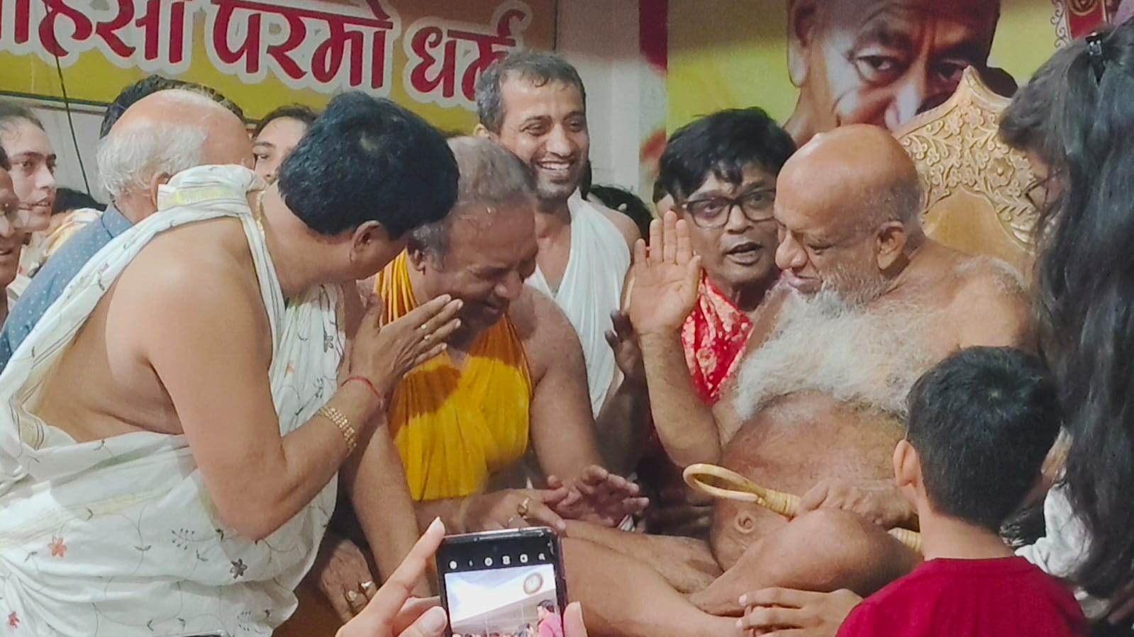 पगडंडियां अनेक, मंजिल एक: इंदौर में मुनि सुधासागर जी ने बताया जीवन में क्यों जरूरी है सही दिशा