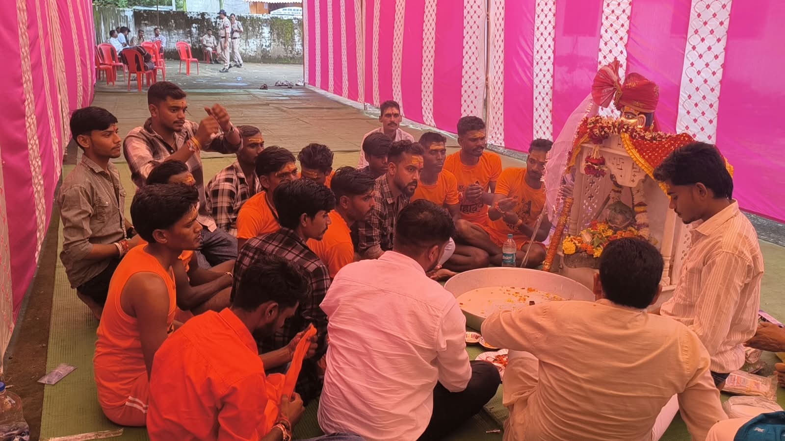 भुजरियां पर्व पर बम्होरी में जलेश्वर महादेव का भव्य शिवाभिषेक, नर्मदा जल लेकर पहुंचे युवा