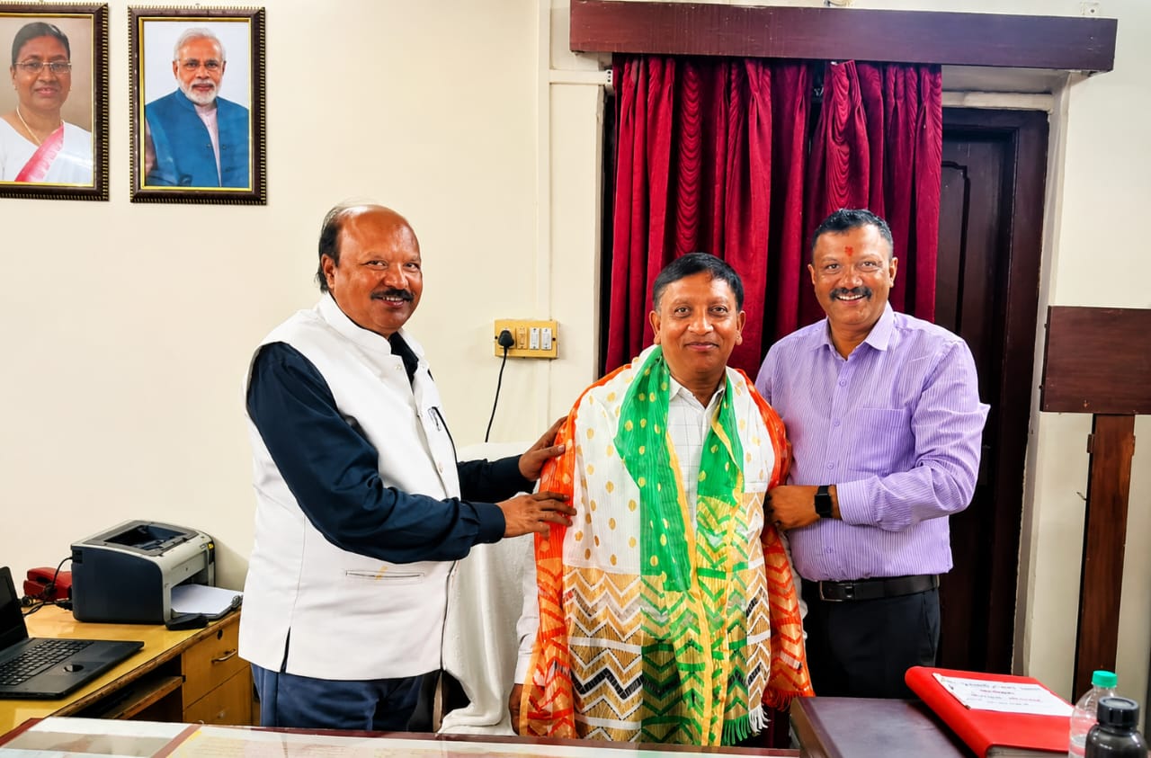 आकाशवाणी इंदौर के कार्यक्रम प्रमुख राजेश पाठक का अभिव्यक्ति परिवार ने किया अभिनंदन