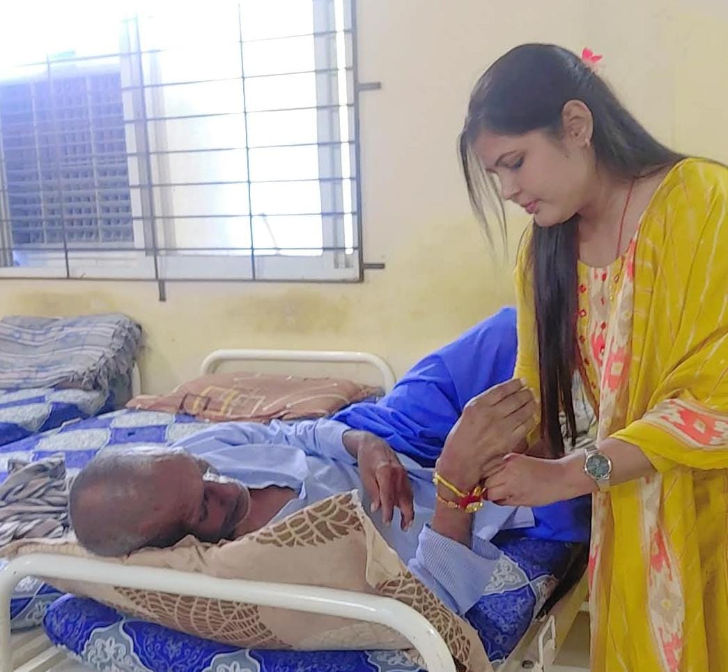 रतलाम में मानवता की खूबसूरत मिसाल: 3 बहनों ने प्रभुजनों को बांधी राखी, छलक पड़े खुशी के आंसू