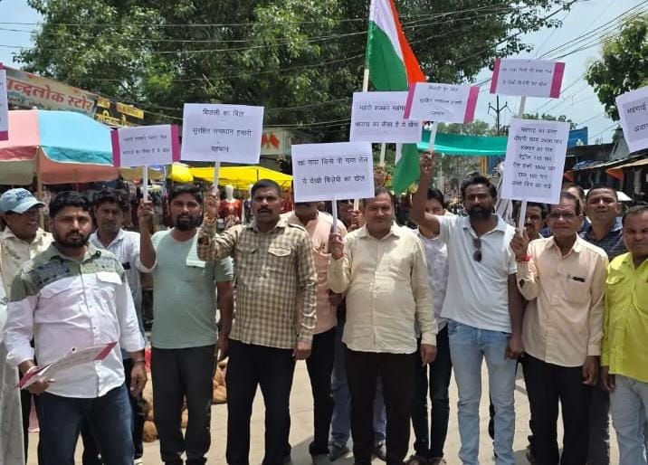 बढ़ती महंगाई के खिलाफ मनावर में कांग्रेस का प्रदर्शन, रैली निकालकर सरकार के खिलाफ की नारेबाजी