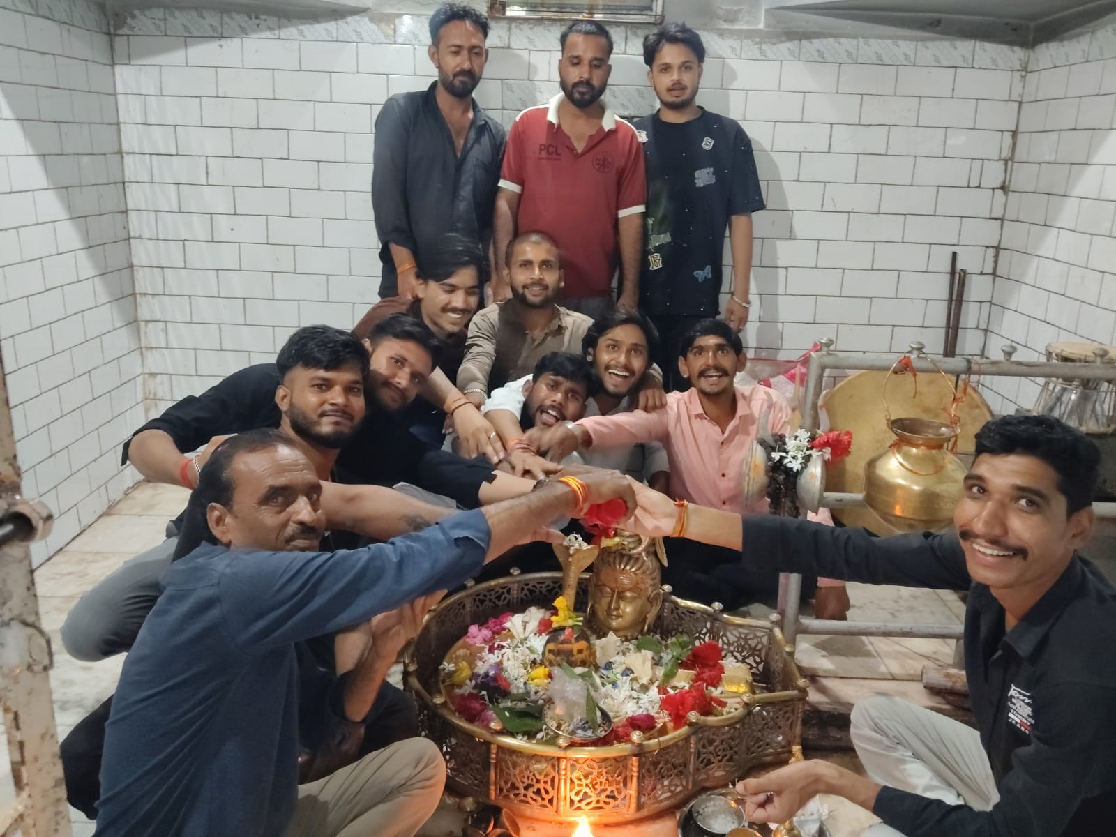 पड़ाना के युवाओं ने निकाली कावड़-कलश यात्रा, कपिलेश्वर महादेव का किया जलाभिषेक