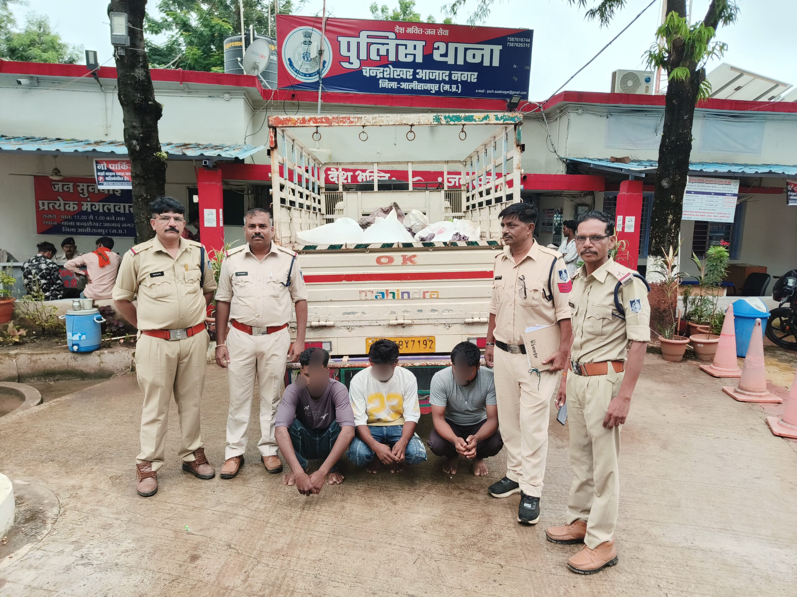 अलीराजपुर में सरकारी राशन दुकान से अनाज चोरी का खुलासा, 3 आरोपी गिरफ्तार; 30 कट्टे अनाज और पिकअप वाहन जब्त