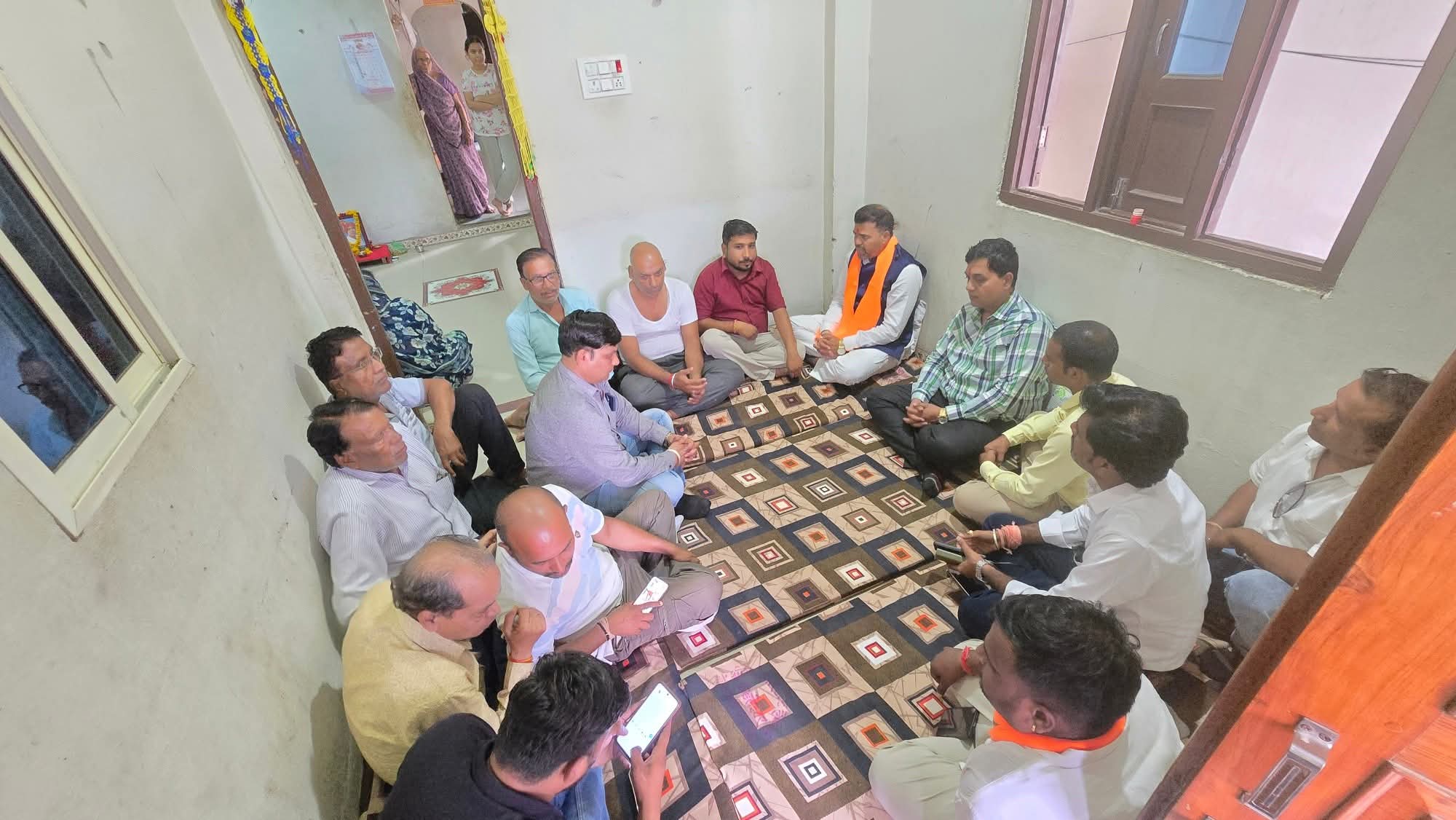A tribute meeting in Mandleshwar where Akhil Bharatiya Balai Mahasangh National President Manoj Parmar pays homage to late Narayan Acharya and appreciates the Acharya family's noble decision to donate his eyes, promoting eye donation awareness.