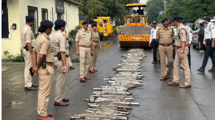 इंदौर में ट्रैफिक पुलिस का बड़ा एक्शन: 1000 से ज्यादा मोडिफाइड साइलेंसर पर चला रोड रोलर, हूटर वाले वाहनों पर भी सख्ती