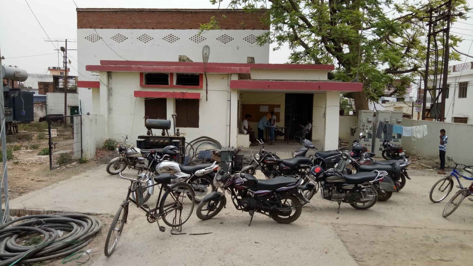 बिजली की आंख-मिचौली से ग्रामीण परेशान, एक घंटे में 10 से ज्यादा बार हो रही बिजली गुल