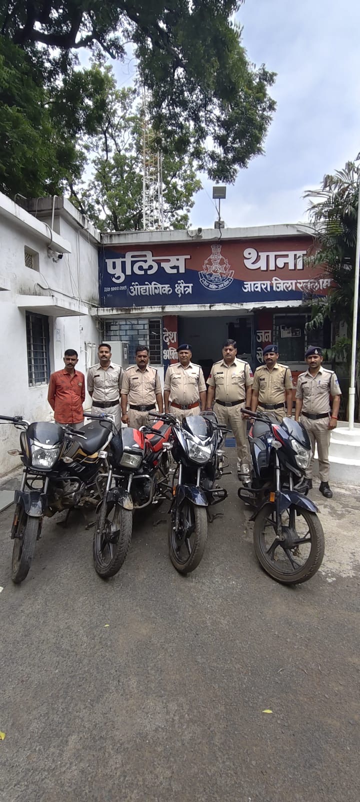 बड़ी सफलता: जावरा पुलिस ने बरामद कीं 4 चोरी की बाइक, खाई में झाड़ियों के बीच छिपाए थे वाहन
