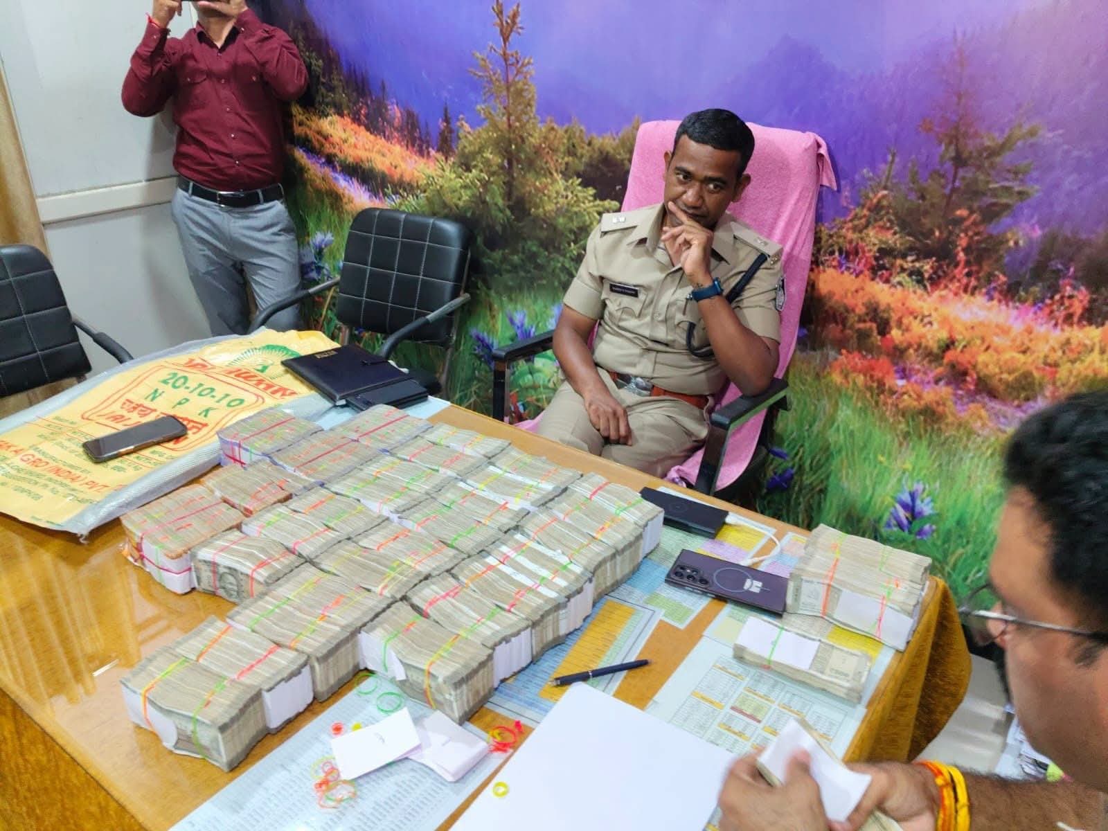 नामली में क्रेटा कार से मिला नोटों का जखीरा, करीब 74 लाख रुपए मिलने से मचा हड़कंप