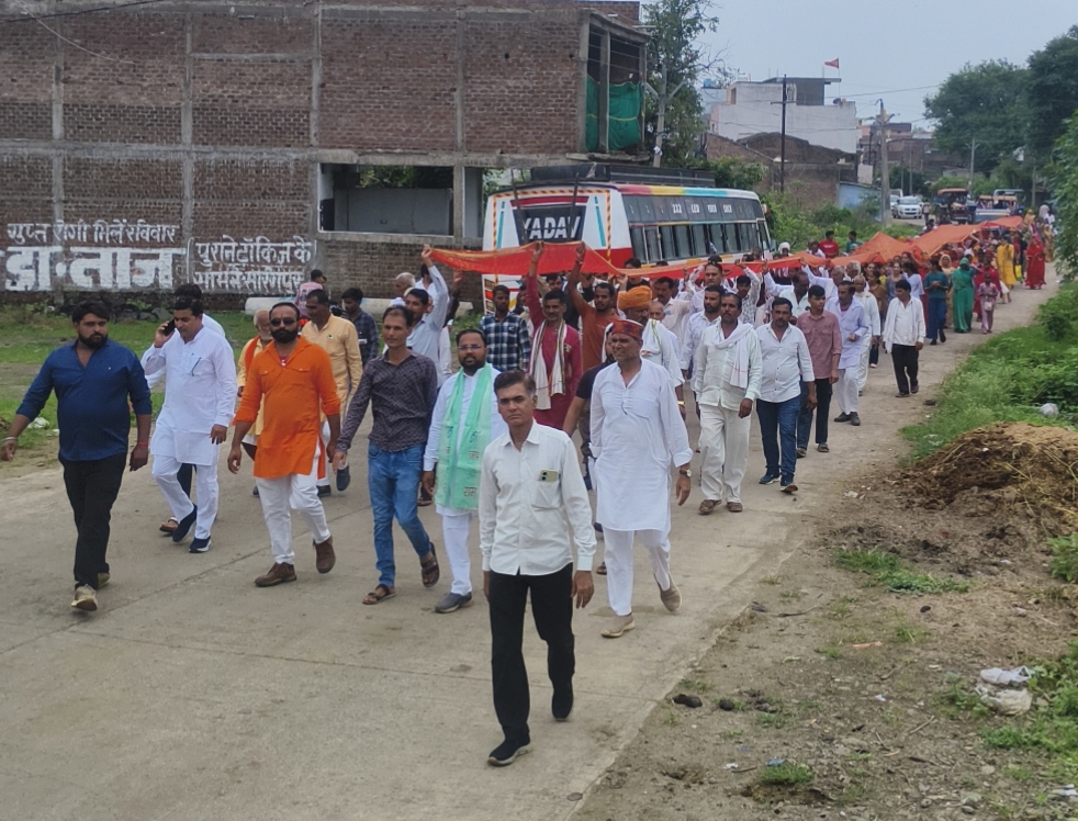 रामपुरिया खेड़ा के श्रद्धालुओं ने माता को ओढ़ाई 51 मीटर लंबी चुनरी, अच्छी बारिश के लिए निकाली 30 किमी यात्रा