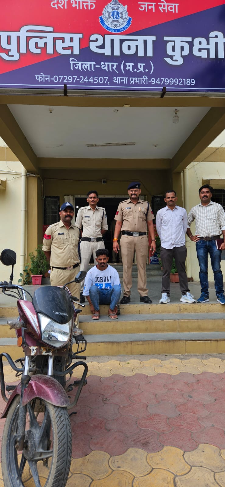 कुक्षी पुलिस की त्वरित कार्रवाई: चोरी की होंडा शाइन बाइक आरोपी सहित बरामद, 19 वर्षीय युवक गिरफ्तार